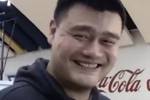 再现姚式幽默！2万字论文怎么写？姚明打趣：我可能会上网搜
