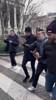 齐达内在巴黎街头遭到一群球迷抓着合影，小老头一点架子都没🫠