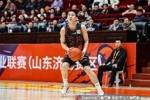 顶级射手潜质？18岁小将王证半场3记三分 不沉球压哨三分但先超时