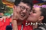 热情女球迷🤣韩国一记者在墨西哥报道世界杯，被球迷搂住亲脸颊